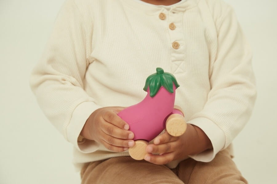 Samochodzik dla niemowlaka Bakłażan Emma / Oli and Carol