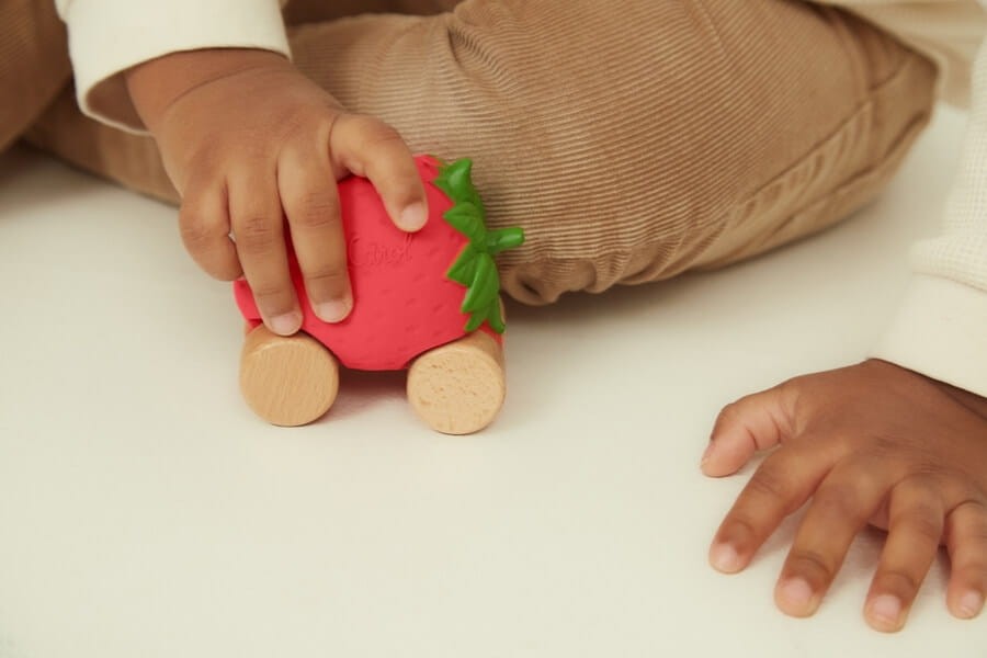 Samochodzik dla niemowlaka Truskawka Sweetie / Oli and Carol