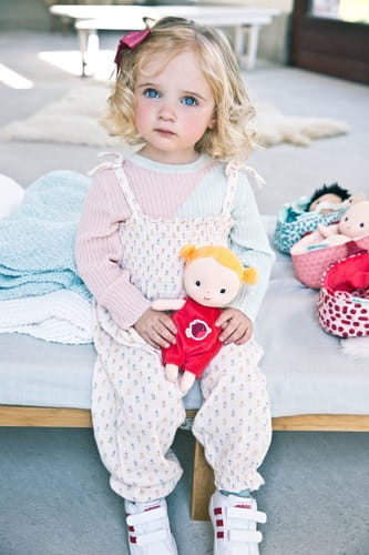 Lalka dzidziuś w koszyczku z ubrankiem i kocykiem Aghate 12 m+ / Lilliputiens