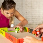 Piłkarzyki Foosbots. Boisko do gry. / Fat Brain Toys