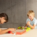 Piłkarzyki Foosbots. Boisko do gry. / Fat Brain Toys