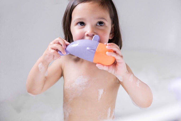 Silikonowa zabawka do kąpieli Squeezi Shark / QUUT