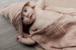 Muślinowy ręcznik z kapturkiem  - pudrowy róż / Natruba