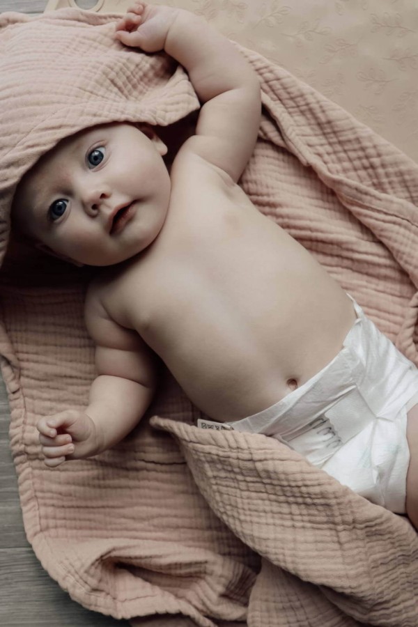 Muślinowy ręcznik z kapturkiem  - pudrowy róż / Natruba