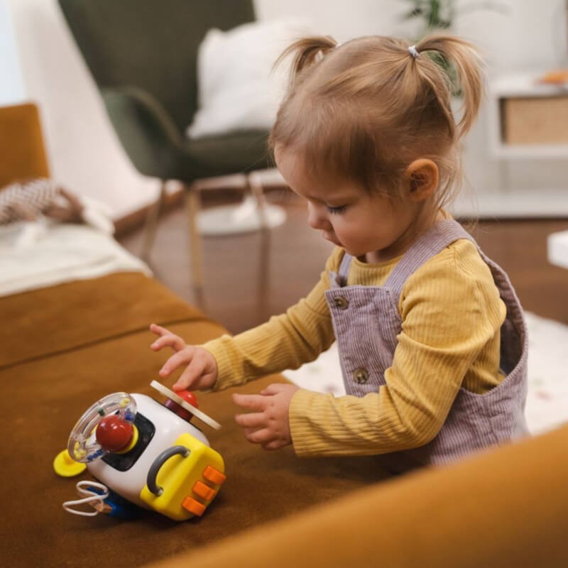 Tablica manipulacyjna z kostką i doczepianymi elementami, 12msc.+ / TOPBRIGHT