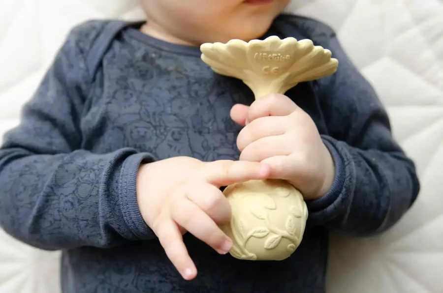 Kauczukowy gryzak z grzechotką - Stokrotka / Natruba