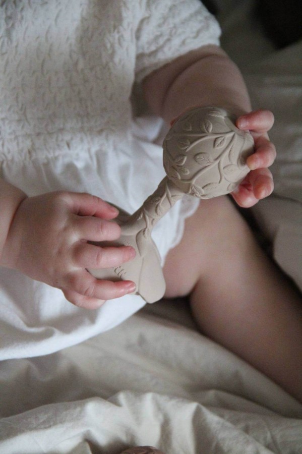 Kauczukowy gryzak z grzechotką - Róża / Natruba