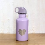 Bidon ze stali nierdzewnej z ustnikiem i uchwytem Little Gang, 500 ml - Heart lilac / Lassig