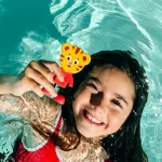 Postać do kąpieli Tygrysek Daniel - zestaw z dwiema kostkami sensorycznymi świecącymi w wodzie / Glo Pals