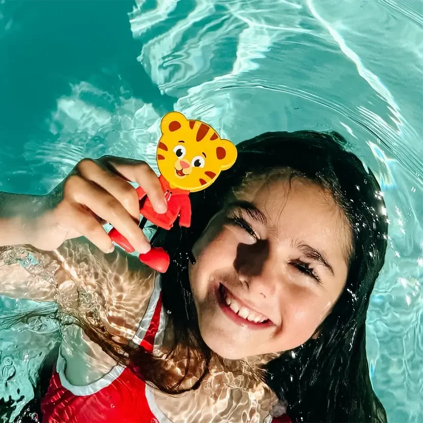 Postać do kąpieli Tygrysek Daniel - zestaw z dwiema kostkami sensorycznymi świecącymi w wodzie / Glo Pals