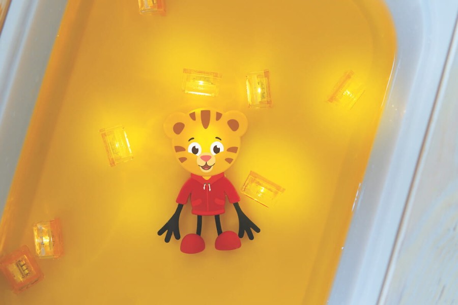 Postać do kąpieli Tygrysek Daniel - zestaw z dwiema kostkami sensorycznymi świecącymi w wodzie / Glo Pals