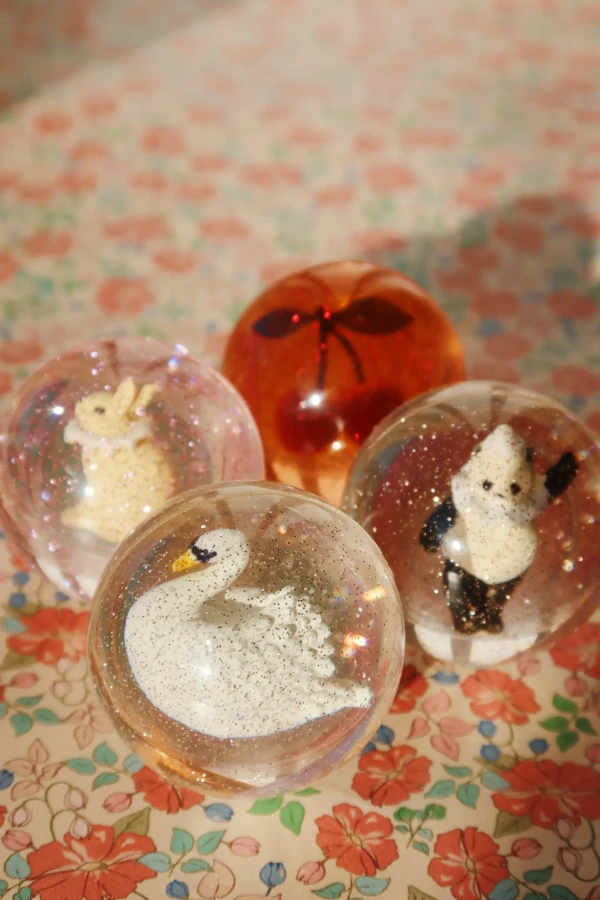 Piłeczki brokatowe z figurkami, 2 szt. - poodle & bow / Konges slojd