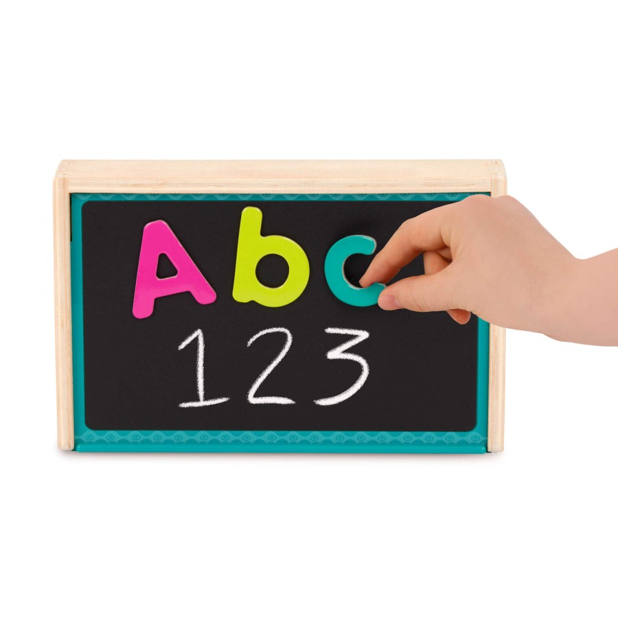 Marvelous magnets – magnetyczne literki i cyferki w drewnianej skrzyneczce, z tablicą / B.Toys