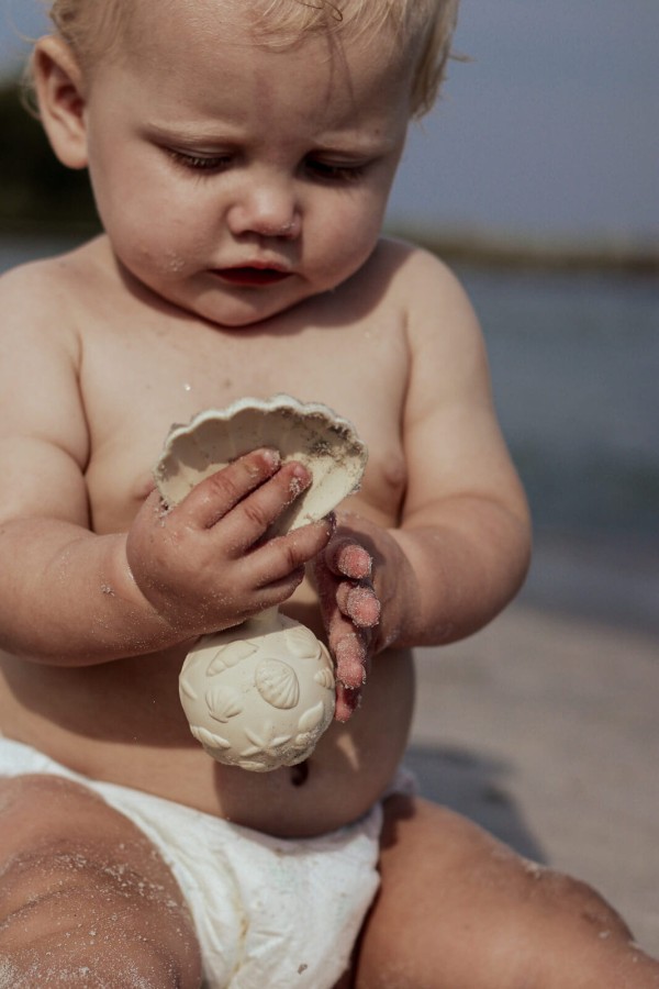Kauczukowy gryzak z grzechotką - Muszla / Natruba