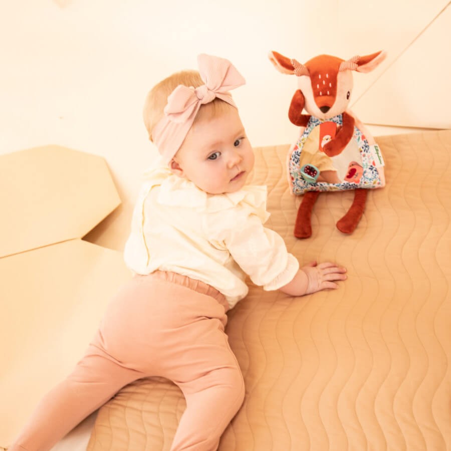 Przytulanka aktywizująca z lusterkiem "A kuku" Sarenka Stella 6 m+ / Lilliputiens