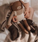 Duży dziergany królik z wełny alpaki - ecru overalls / Main Sauvage