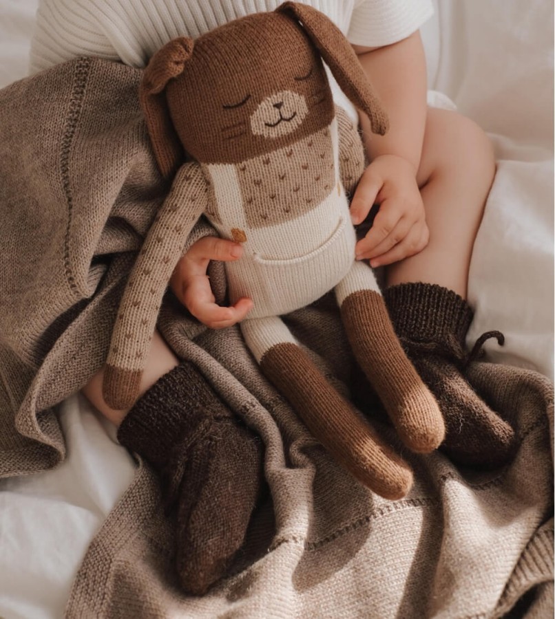 Duży dziergany królik z wełny alpaki - ecru overalls / Main Sauvage