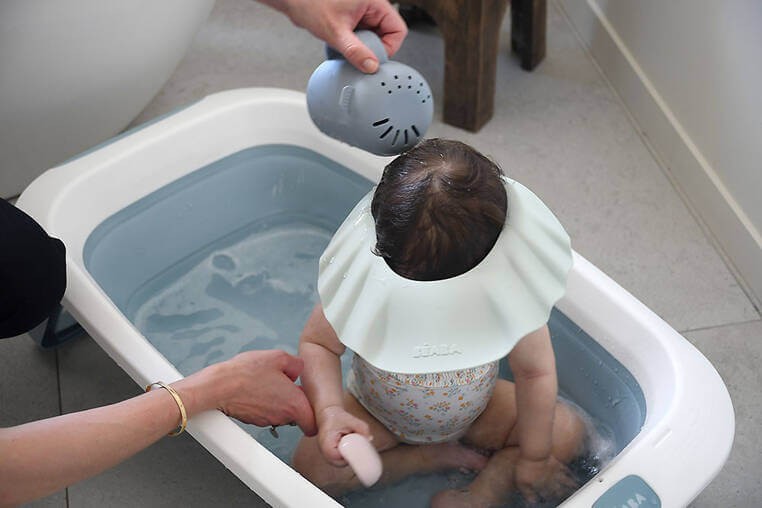 Silikonowy kubek do mycia głowy Pebble / Beaba