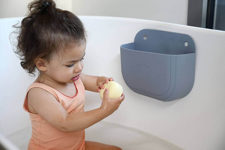 Silikonowy zestaw do kąpieli: zabawki Mint - multi colors i kosz do przechowywania Pebble / Beaba