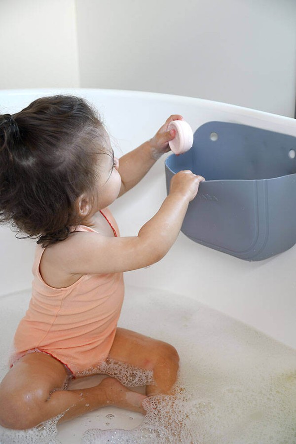 Silikonowy zestaw do kąpieli: zabawki Mint - multi colors i kosz do przechowywania Pebble / Beaba