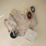 Śliniak z długim rękawem – Boats / Mushie