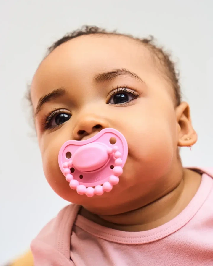 USZKODZONE OPAKOWANIE: Smoczek pozycjonujący - Pink A Boo, 6 msc.+ / LUU Kids