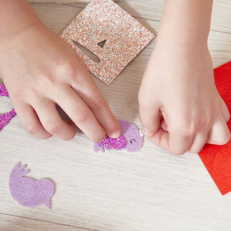 Zestaw kreatywny do tworzenia biżuterii Brokatowe spinki do włosów Ogród 5+ / Janod