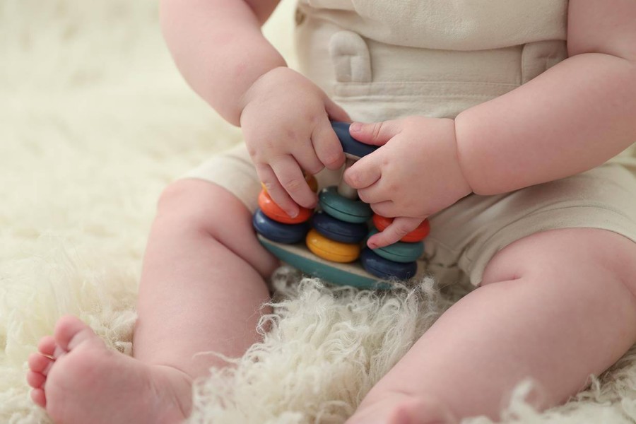 Grzechotka liczydło dla niemowlaka 3m+ / TOLO Bio