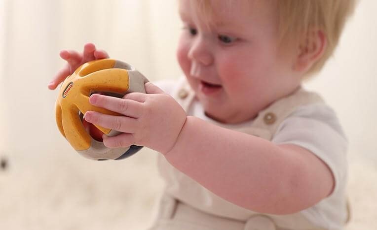 Piłka grzechotka dla niemowlaka 3m+ / TOLO Bio