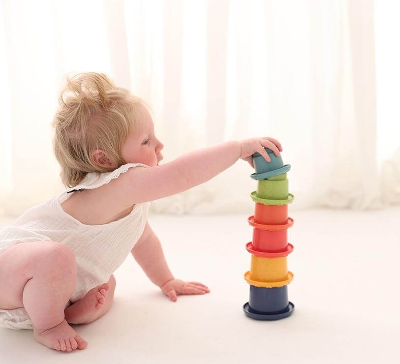 Tęczowa wieża z kubków do układania 6m+ / TOLO Bio