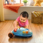 Walk 'n’ Play– muzyczny chodzik-pchacz z odpinanym panelem interaktywnym / B.toys