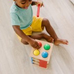 Drewniana wieża przebijanka z kolorowymi kulkami i młotkiem / Melissa & Doug