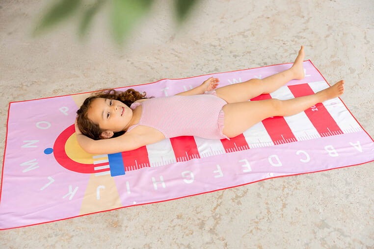 Dwustronny ręcznik plażowy PlayTowels - Lighthouse Cherry / QUUT