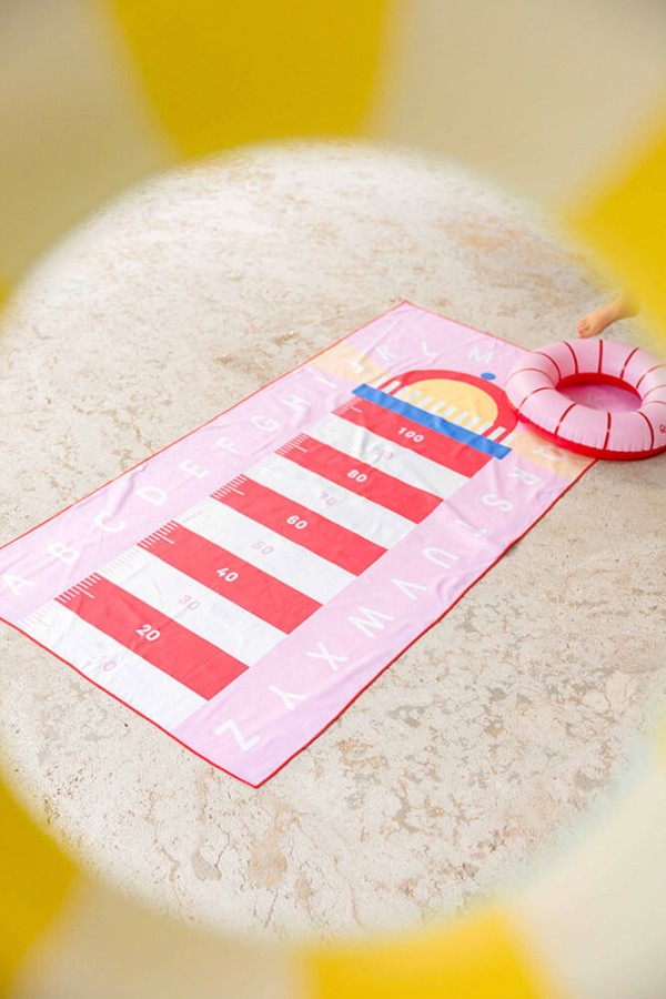 Dwustronny ręcznik plażowy PlayTowels - Lighthouse Cherry / QUUT