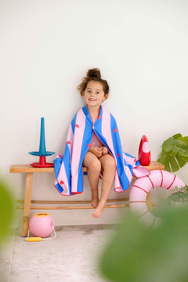 Dwustronny ręcznik plażowy PlayTowels - Lighthouse Cherry / QUUT