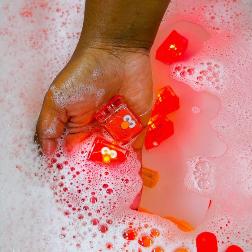 Kostki sensoryczne świecące w wodzie Elmo Ulica Sezamkowa - zabawka kąpielowa / Glo Pals