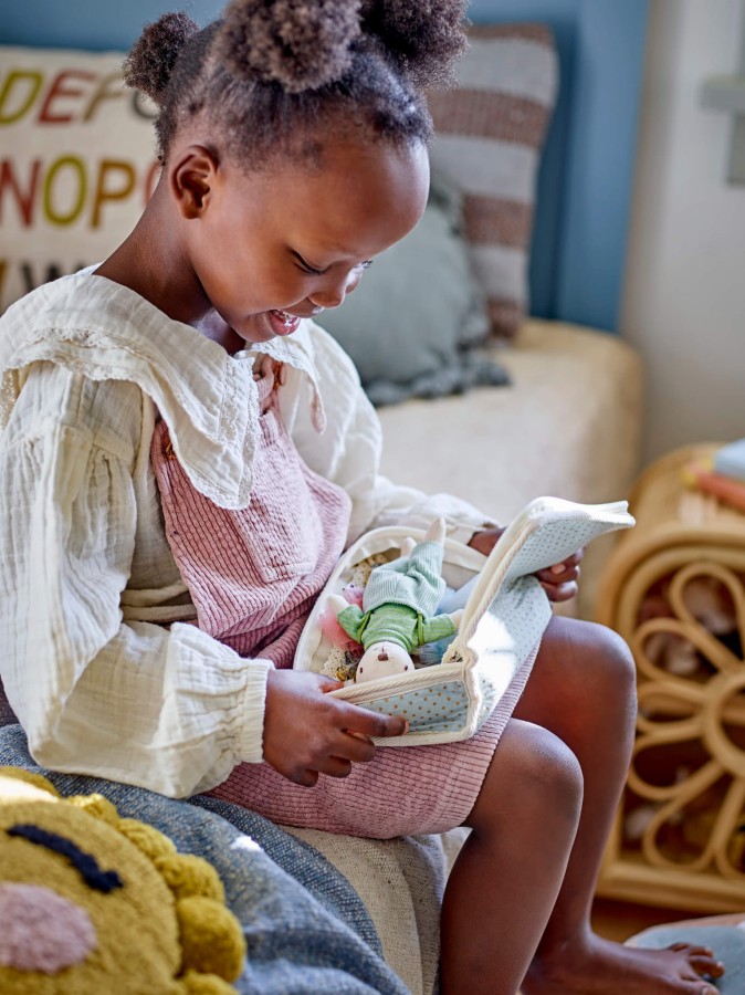 Laleczka Lara w torebce z zestawem ubranek - Brown / Bloomingville Mini