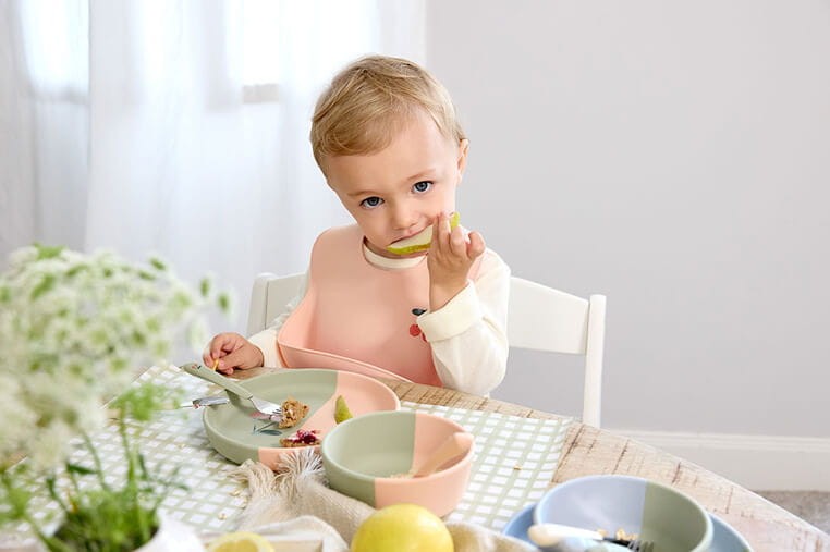 Zestaw sztućców ze stali nierdzewnej z silikonową rączką 3 el. Happy Fruits Cherry / Lassig