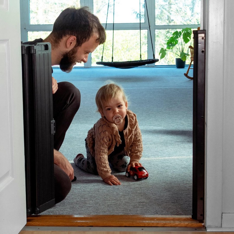 BabyDan Bramka ochronna ALMA, składana automatycznie - black / BabyDan