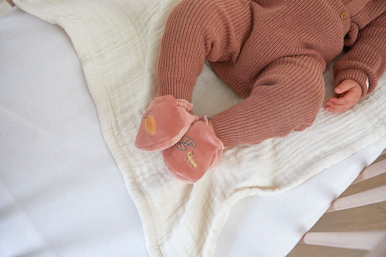 Zestaw prezentowy 2w1 Królik (grzechotka + buciki) kolekcja Petites Chansons / Kaloo