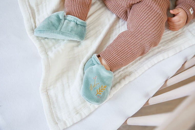 Zestaw prezentowy 2w1 Myszka (grzechotka + buciki) kolekcja Petites Chansons / Kaloo