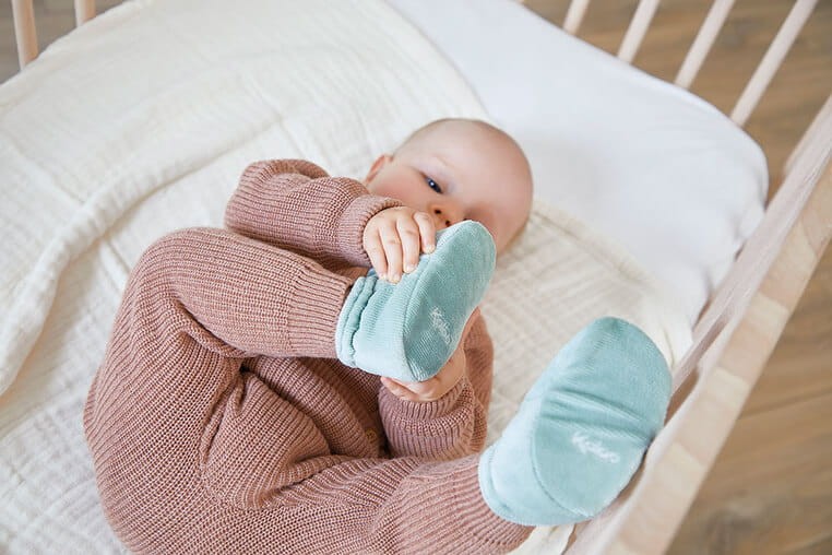 Zestaw prezentowy 2w1 Myszka (grzechotka + buciki) kolekcja Petites Chansons / Kaloo