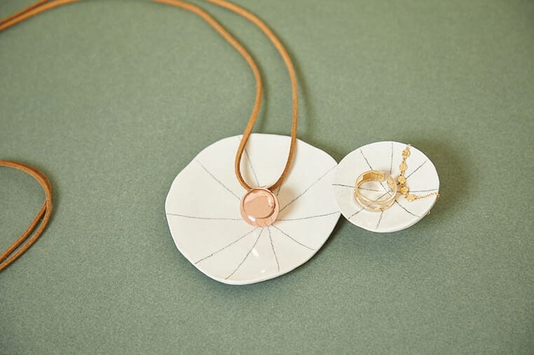 Zestaw prezentowy 2w1 Króliczek (komforter + naszyjnik dzwoneczek ciążowy Bola) Petites Chansons / Kaloo