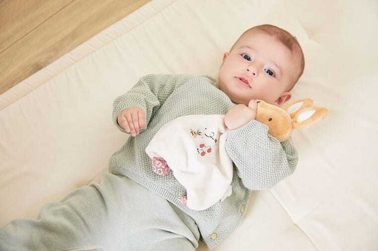 Zestaw prezentowy 2w1 Króliczek (komforter + naszyjnik dzwoneczek ciążowy Bola) Petites Chansons / Kaloo