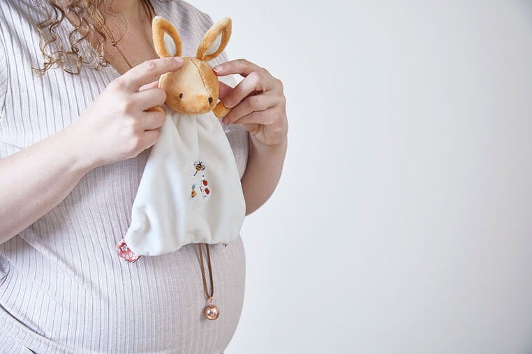 Zestaw prezentowy 2w1 Króliczek (komforter + naszyjnik dzwoneczek ciążowy Bola) Petites Chansons / Kaloo