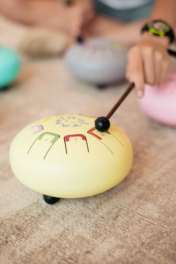 Bębenek językowy Baby Tambu śr. 15cm - Mellow Yellow / Juegaconmigo