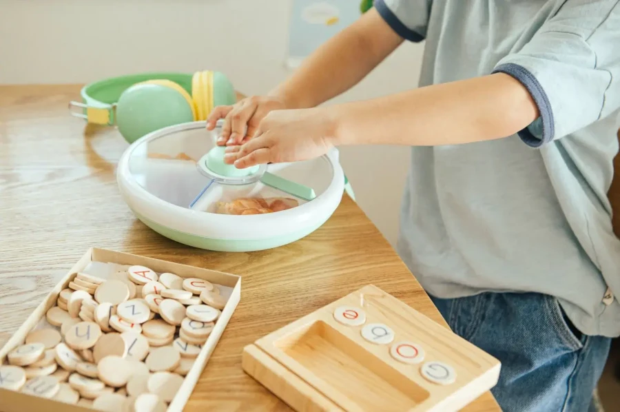 LARGE SNACK SPINNER duży pojemnik na przekąski, Mint Green / GOBE