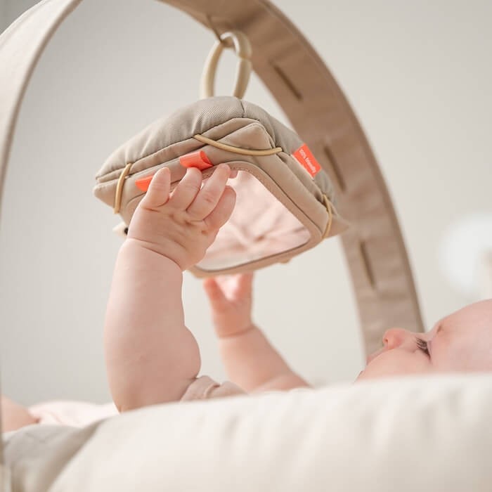 Zawieszka na karty kontrastowe Deer Friends Sand / Done by Deer