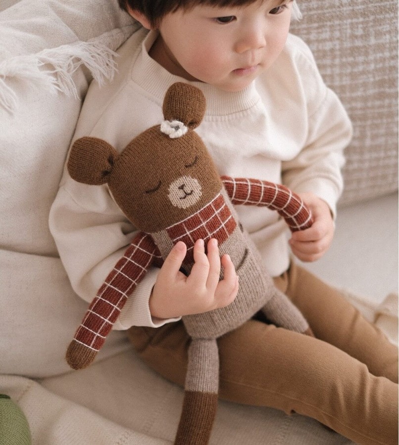 Duży dziergany miś z wełny alpaki - sienna plaid shirt / Main Sauvage