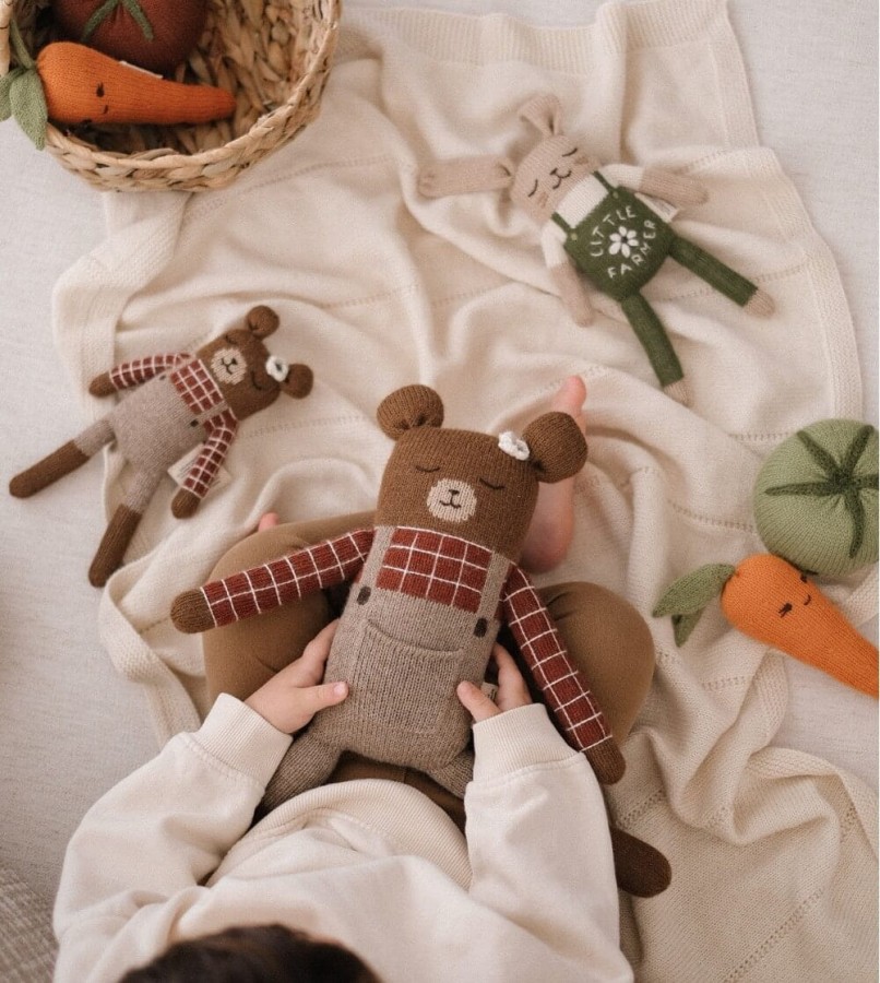 Duży dziergany miś z wełny alpaki - sienna plaid shirt / Main Sauvage